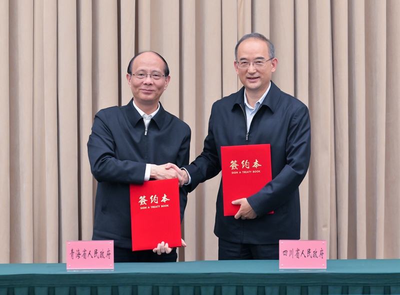 青海省党政代表团来川考察
加强互学互鉴 促进共同发展
推动新时代川青合作取得更加丰硕成果
两省举行工作座谈会并签署战略合作框架协议
王晓晖陈刚讲话 黄强吴晓军出席「相关图片」