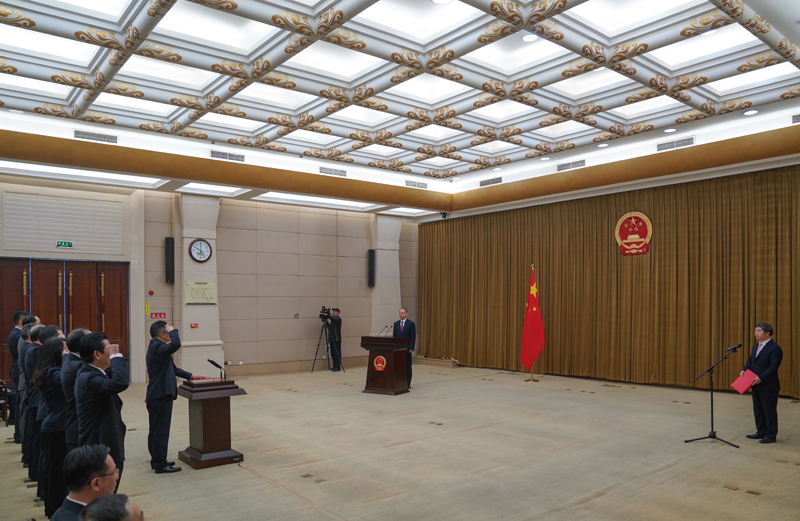 省政府任命的国家工作人员进行宪法宣誓
黄强监誓「相关图片」