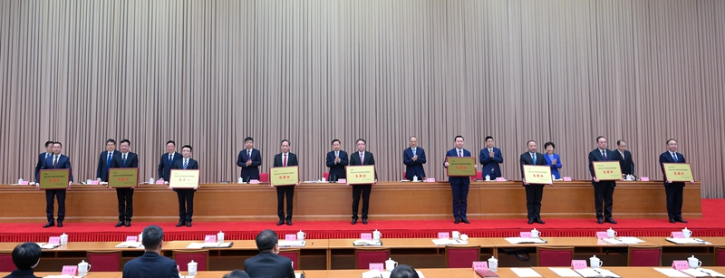 王晓晖在省委农村工作会议上强调 
在推进乡村振兴上全面发力 
加快实现由农业大省向农业强省转变 
黄强主持第一次会议「相关图片」