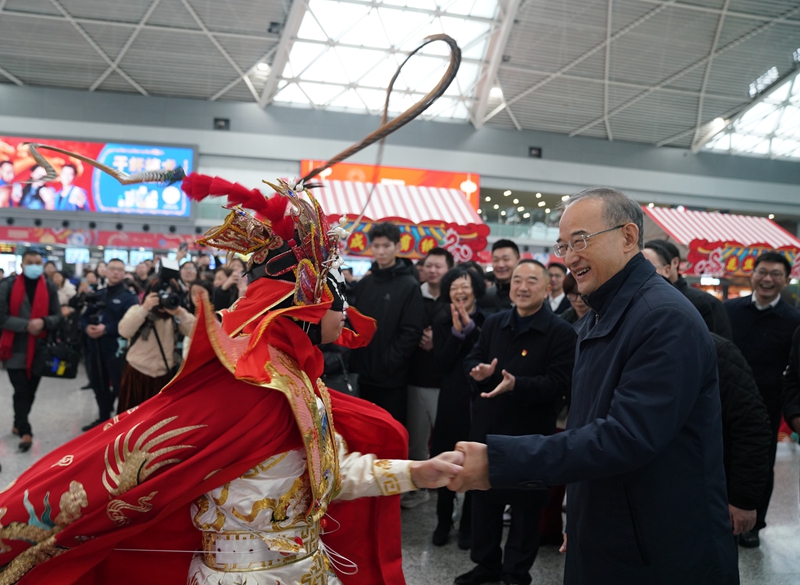 黄强在成都开展安全检查和走访慰问
确保全省人民平安祥和过节
施小琳参加「相关图片」