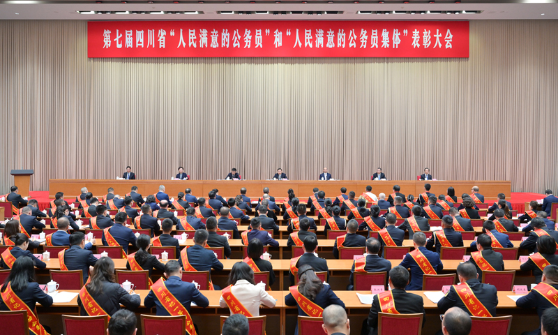 王晓晖在第七届四川省“人民满意的公务员”和“人民满意的公务员集体”表彰大会上强调 
以实干实绩更好推动发展造福人民 
在新的征程上继续书写“人民满意”新答卷 
黄强主持「相关图片」