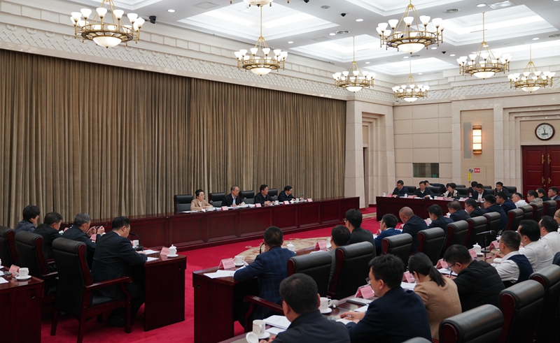 黄强主持召开研究人工智能和机器人产业发展专题会议 
加快抢占人工智能和机器人产业发展新赛道「相关图片」