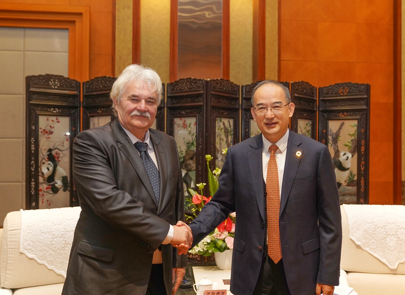 黄强会见匈牙利佩斯州州长伊斯特万「相关图片」