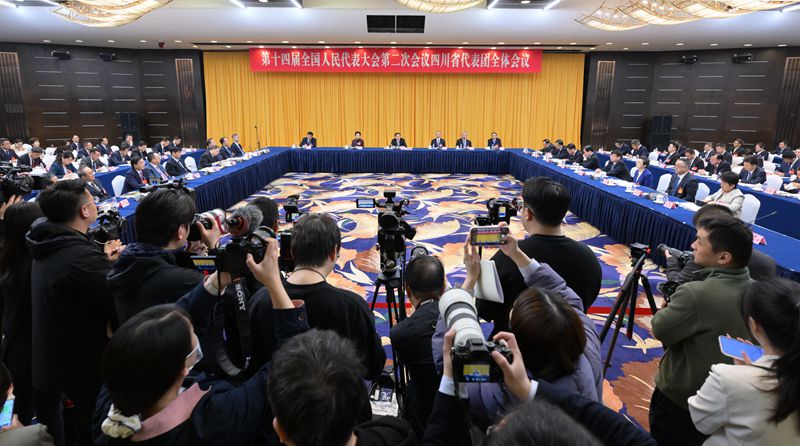 四川代表团举行开放团组活动 
王晓晖黄强等回答记者提问 施小琳参加「相关图片」