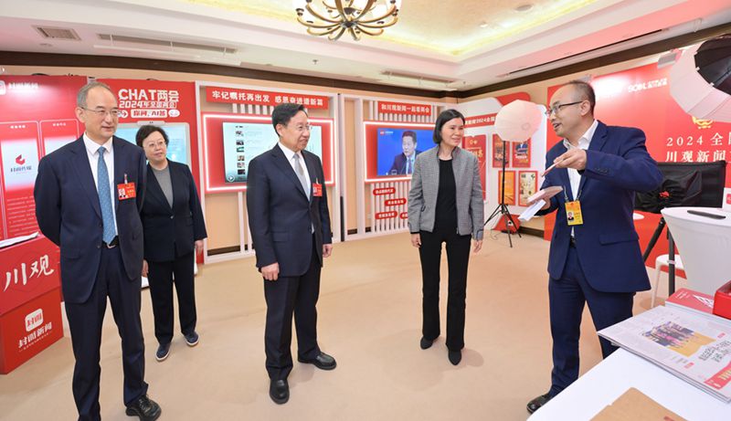 王晓晖黄强看望慰问四川代表团驻地媒体记者「相关图片」