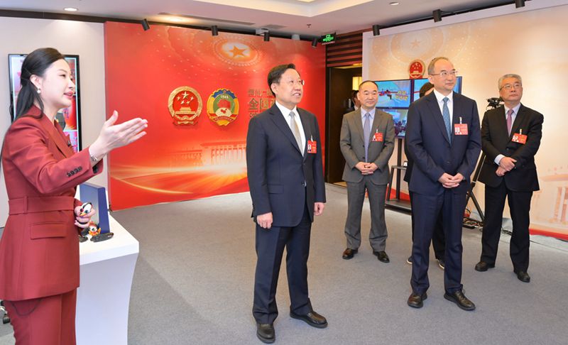 王晓晖黄强看望慰问四川代表团驻地媒体记者「相关图片」