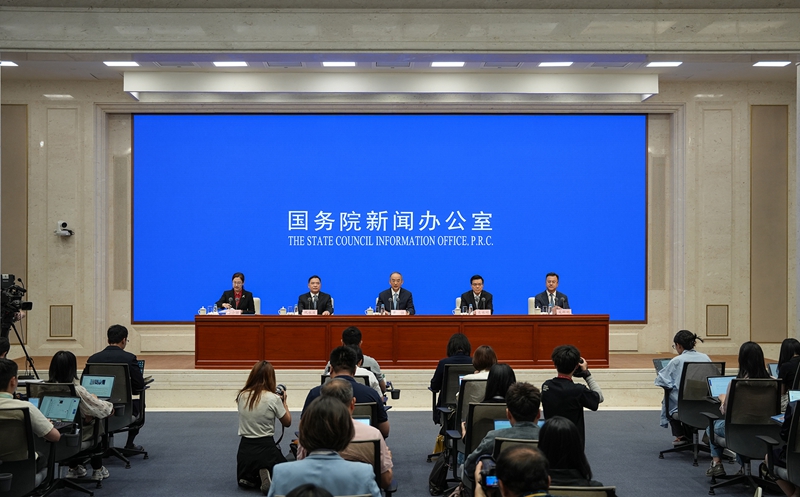 黄强在国务院新闻办发布会上作主题发布并回答记者提问
坚定推进高质量发展
切实担负新时代西部大开发四川使命「相关图片」