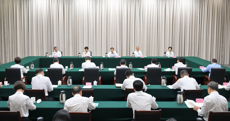 王晓晖在省委常委班子开展党纪学习教育现场学习研讨时强调
深入学习贯彻习近平总书记重要论述
不断提高党性修养和拒腐防变能力「相关图片」