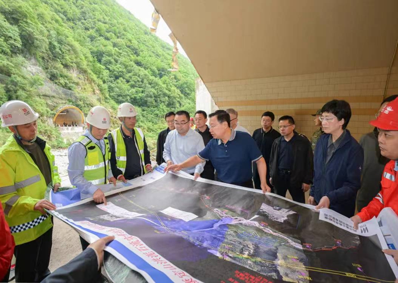 王晓晖施小琳现场指导康定姑咱“8·03”山洪泥石流灾害救援处置工作时强调 
想一切办法尽一切努力 
千方百计搜救失联人员「相关图片」