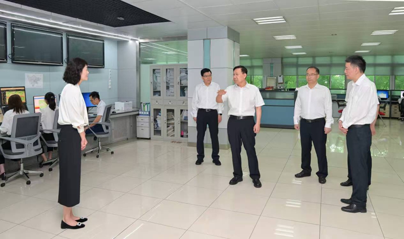 王晓晖在调研汛期气象精准预报和地质灾害监测预警工作时强调 
在提高预报预警精准度上持续用力 
为打赢防灾减灾救灾这场硬仗提供有力支撑「相关图片」