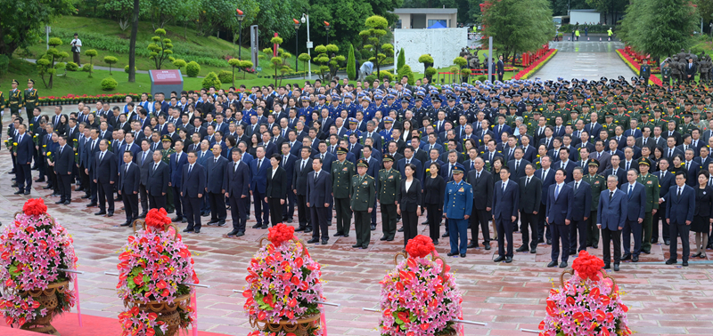 我省隆重举行向人民英雄敬献花篮仪式
王晓晖汪海江施小琳田向利于立军张洪斌等出席「相关图片」