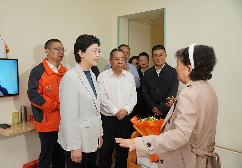 施小琳看望慰问老年人并召开省老龄委2024年第一次全体会议
用心用情推动老龄事业和产业高质量发展
让更多老年人共享现代化发展成果「相关图片」