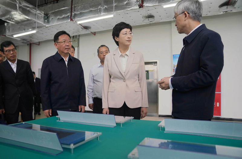 施小琳在成都宣讲省委十二届六次全会精神并主持召开人工智能、氢能建议提案办理座谈会 
落实重点产业建圈强链机制 
加快培育和发展新质生产力「相关图片」