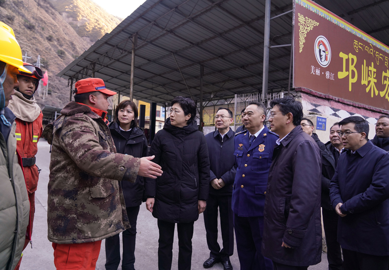 施小琳在甘孜州雅江县专题调研并召开全省森林草原防灭火工作电视电话会议 
以更加精准举措更加务实作风 
坚决守住不发生重特大森林草原火灾底线「相关图片」