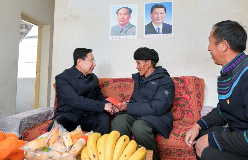 王晓晖施小琳田向利于立军等省领导率团开展春节走访慰问 
向全省各族人民致以新春问候和美好祝福「相关图片」