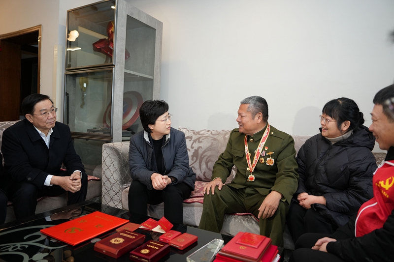 王晓晖施小琳田向利于立军等省领导率团开展春节走访慰问 
向全省各族人民致以新春问候和美好祝福「相关图片」