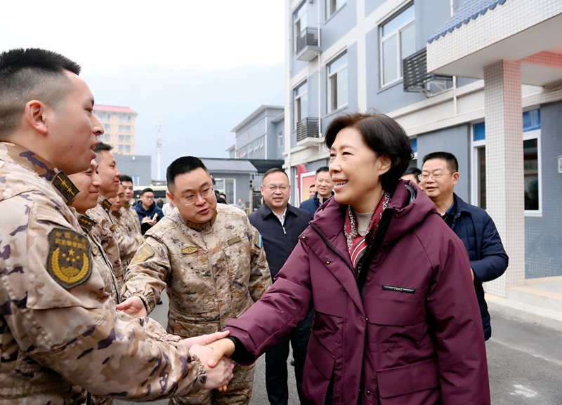 王晓晖施小琳田向利于立军等省领导率团开展春节走访慰问 
向全省各族人民致以新春问候和美好祝福「相关图片」