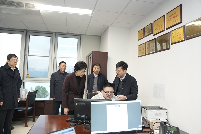 施小琳在部分中央驻川单位走访调研 
同题共答同向发力 
携手推动四川高质量发展取得新成效「相关图片」