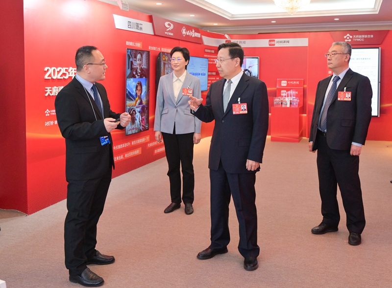 王晓晖施小琳看望慰问四川代表团驻地媒体记者「相关图片」