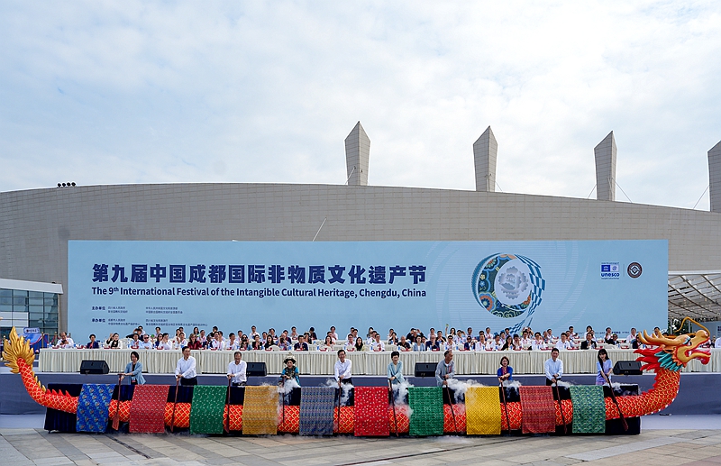 增进交流互鉴 激发传承活力 共享美好生活
第九届中国成都国际非物质文化遗产节开幕
施小琳饶权等共同启动开幕「相关图片」
