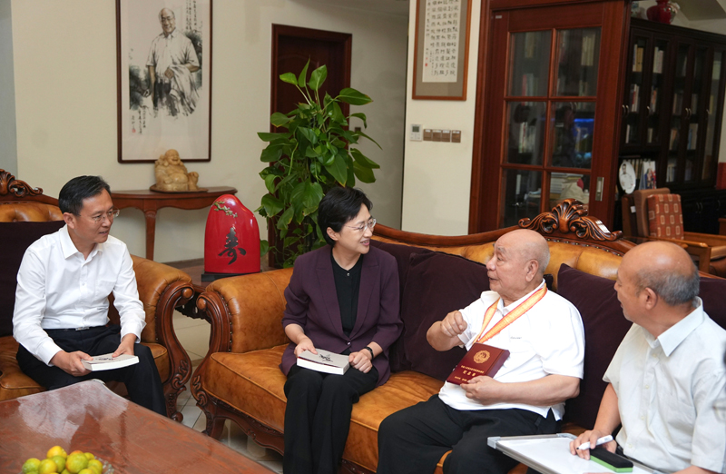 王晓晖施小琳于立军走访慰问参加过抗战的老战士老同志
并颁发“中国人民抗日战争胜利80周年”纪念章「相关图片」