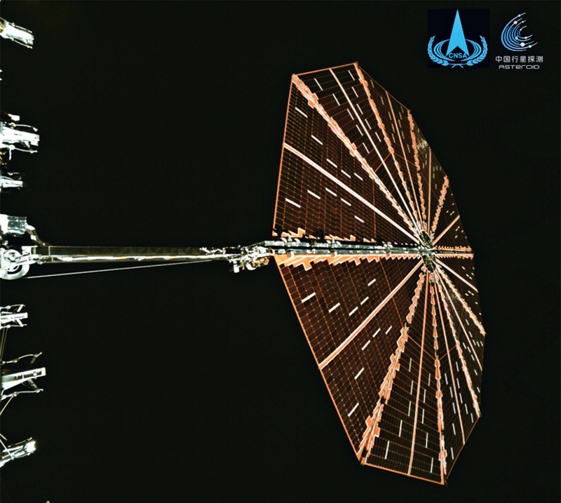 　　新时代以来，我国在基础前沿研究上不断实现新突破，在量子科技、生命科学、物质科学、空间科学等领域取得一批重大原创成果。2025年6月6日，国家航天局发布天问二号探测器传回的圆形太阳翼展开的图片。为满足在距离太阳约3.75亿千米的主带彗星开展探测的供电需求，天问二号探测器研发配置了圆形柔性太阳翼。图为监视相机拍摄的太阳翼完全展开后的姿态。　