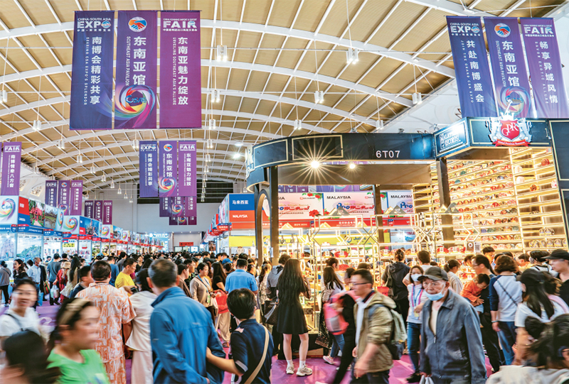 　　构建新发展格局，要实施更大范围、更宽领域、更深层次的对外开放。2025年6月19日至24日，第9届中国—南亚博览会在云南昆明举行。截至6月24日12时，博览会实际签约商贸合同项目153个，外贸合同金额达84.79亿元，入馆突破50万人次。图为闭幕当日拍摄的博览会东南亚馆。　