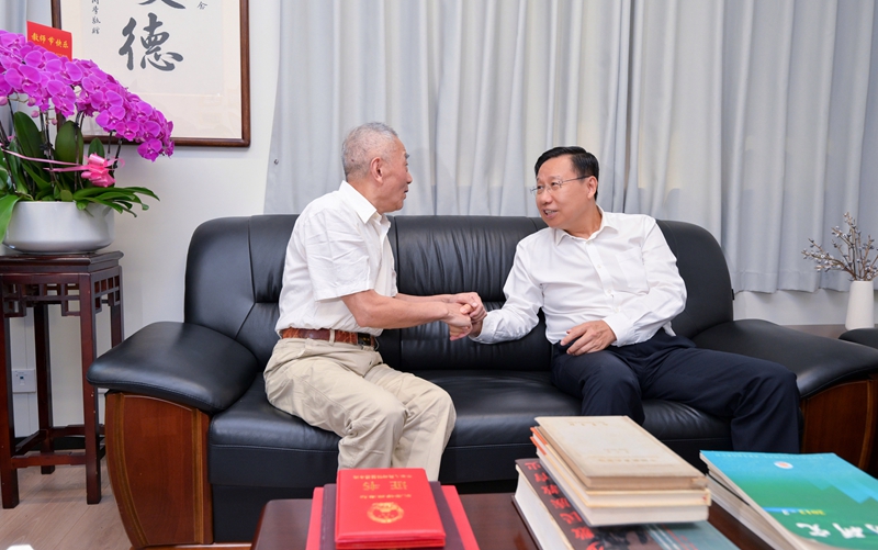 王晓晖施小琳看望慰问教师 
向全省广大教师和教育工作者致以节日祝贺和诚挚问候「相关图片」