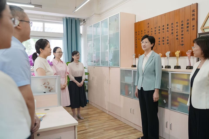 王晓晖施小琳看望慰问教师 
向全省广大教师和教育工作者致以节日祝贺和诚挚问候「相关图片」