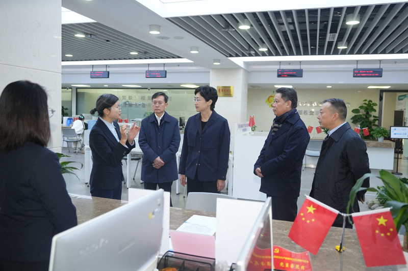 施小琳在省市场监管局调研并召开专题会议时强调 
推动监管更精准服务更精细治理更高效 
持续优化市场环境更好服务全省高质量发展「相关图片」