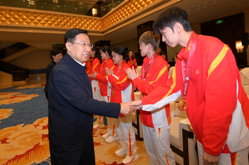 王晓晖在会见我省参加第十五届全国运动会的优秀运动员和教练员医科保障人员代表时强调
以全运会取得的优异成绩为新起点
在体育强省建设中再创佳绩再立新功
施小琳一同会见「相关图片」