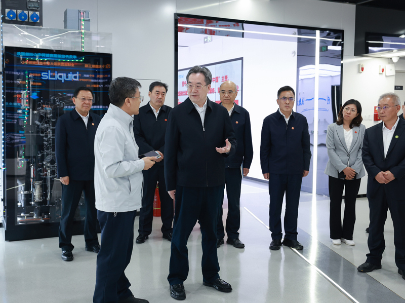丁薛祥在调研算力网建设时强调
加快构建全国一体化算力网
赋能经济社会高质量发展「相关图片」