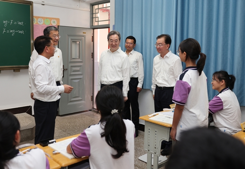 丁薛祥在云南调研时强调
全面贯彻党的教育方针 深入推进基础教育高质量发展「相关图片」