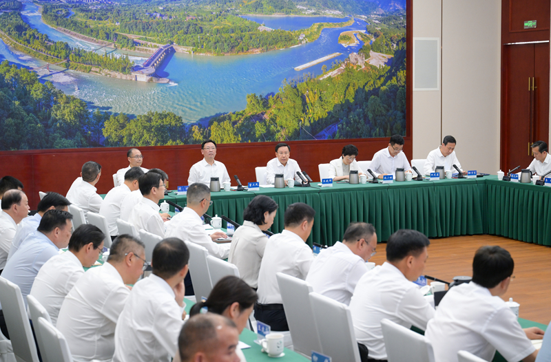 王晓晖主持召开防汛抗旱减灾工作调度会议强调
细之又细实之又实做好各项工作
坚决打赢打好防汛抗旱减灾主动仗攻坚战
施小琳出席「相关图片」