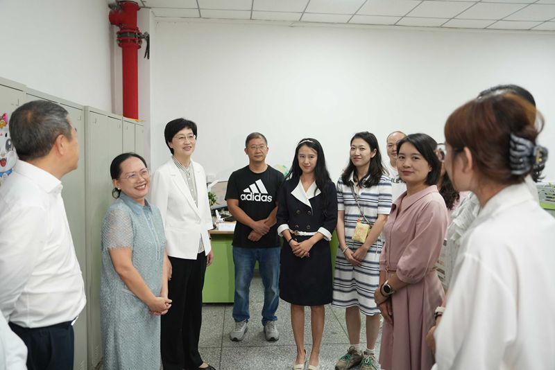 王晓晖施小琳看望慰问教师
向全省广大教师和教育工作者致以节日祝福和诚挚问候「相关图片」