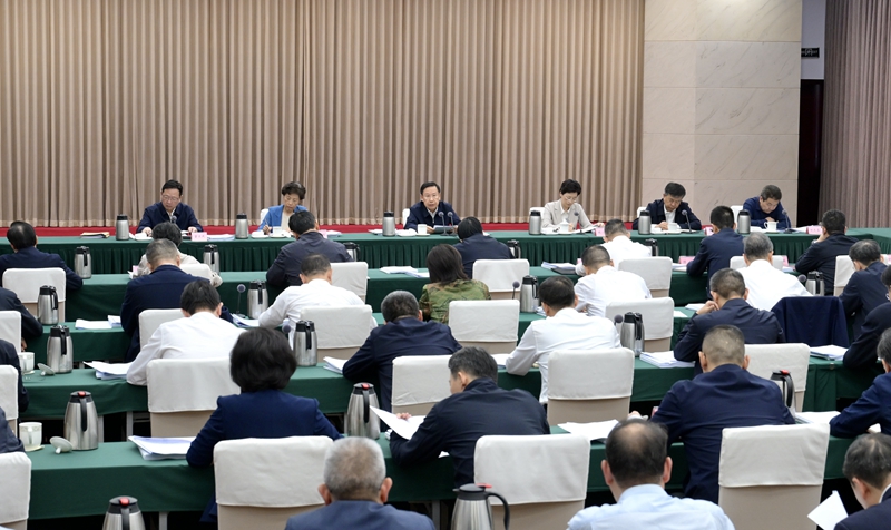 王晓晖主持召开2026年省田长制林长制暨省总河长全体会议强调
持续提升治田治林治水工作水平
不断夯实四川现代化建设的绿色本底
施小琳讲话 田向利于立军出席「相关图片」