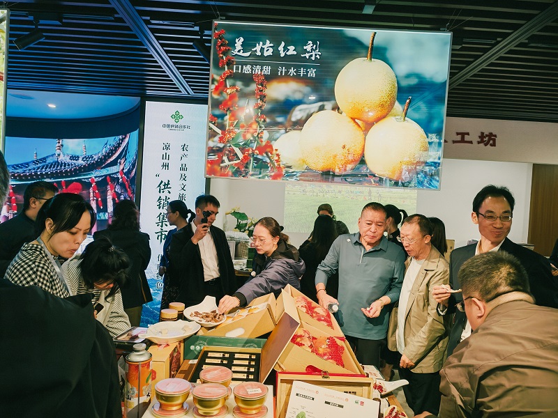 1792575099184015010.jpg 来宾现场品鉴凉山特色水果(邱木且摄).jpg